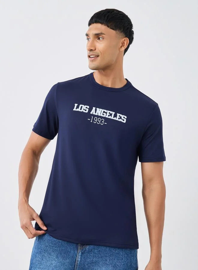 تايك تو تيشيرت بطباعة شعار   بياقة مستديرة وقصة عادية